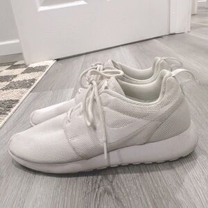 Women’s Nike White Sneakers - Size 8